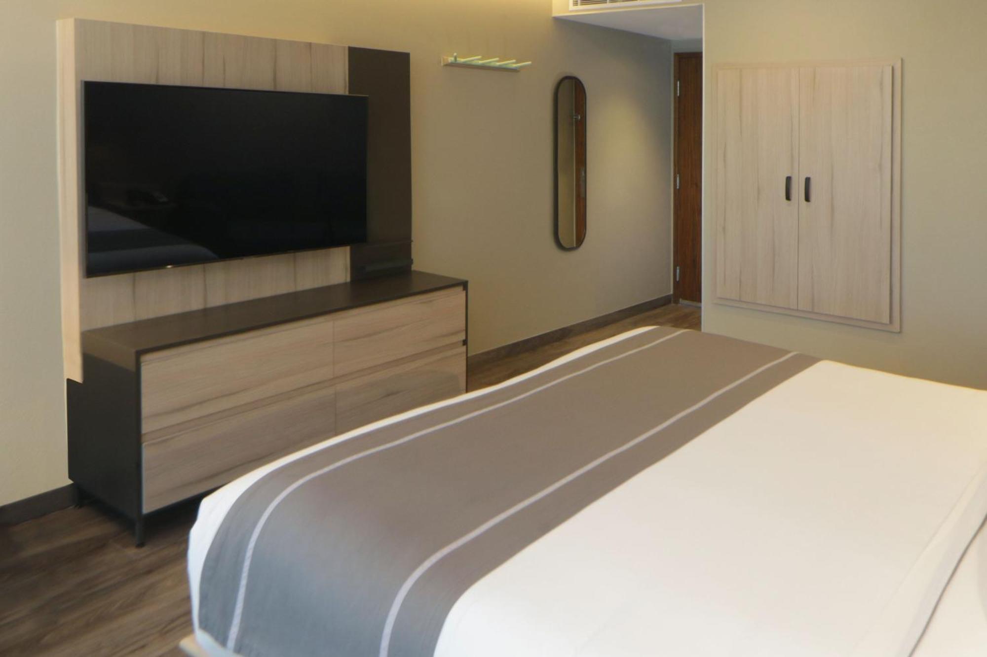 City Express Plus By Marriott Guadalajara Providencia Extérieur photo