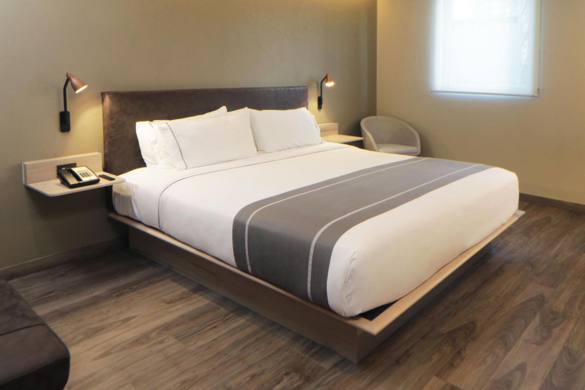 City Express Plus By Marriott Guadalajara Providencia Extérieur photo