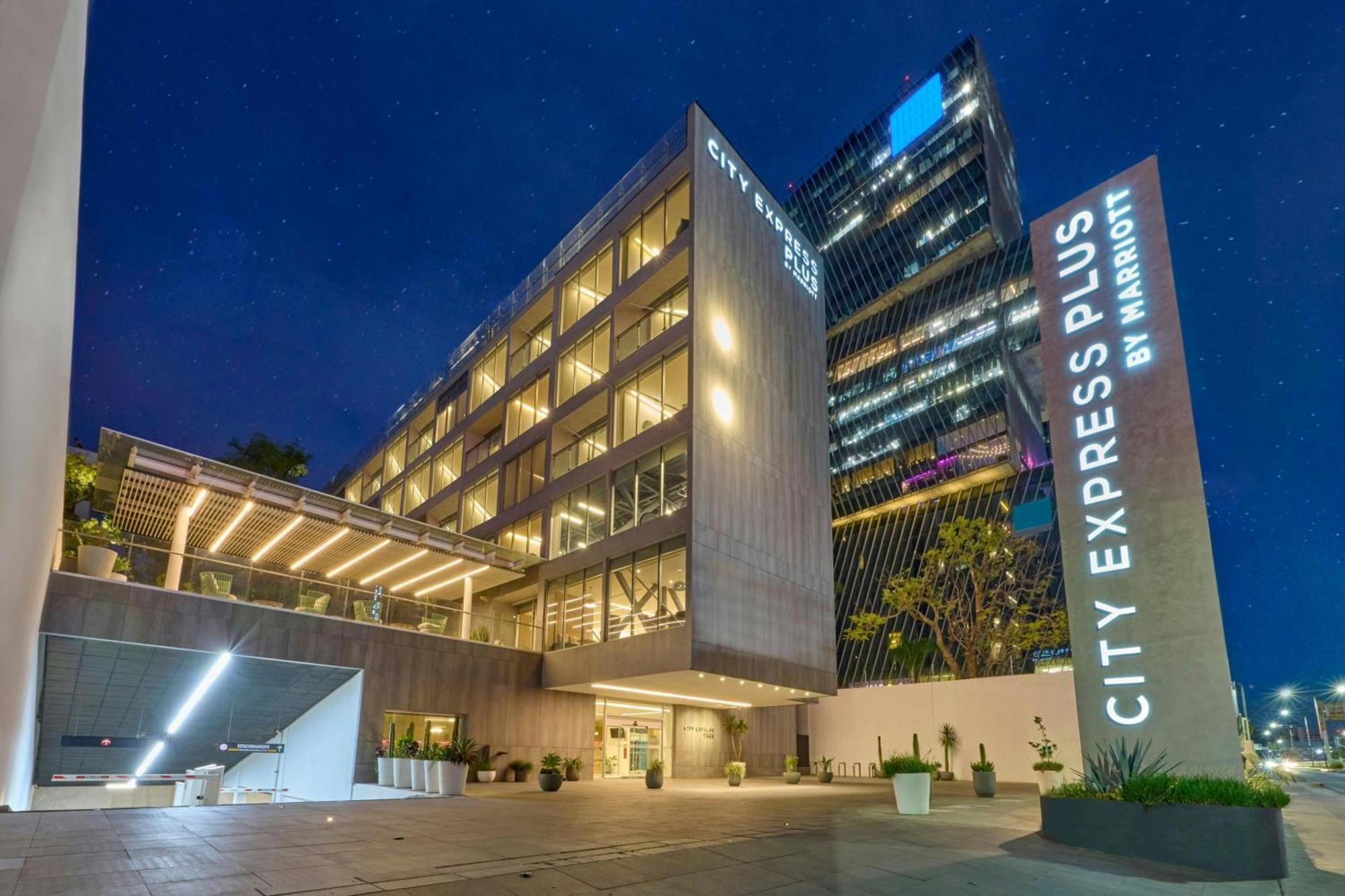 City Express Plus By Marriott Guadalajara Providencia Extérieur photo